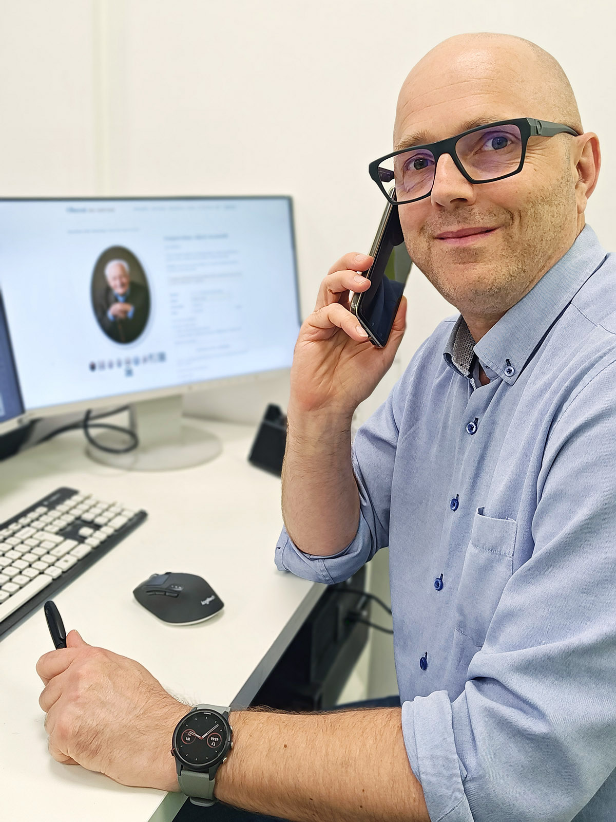Jan odbiera telefon, pracownia Obecni na zawsze