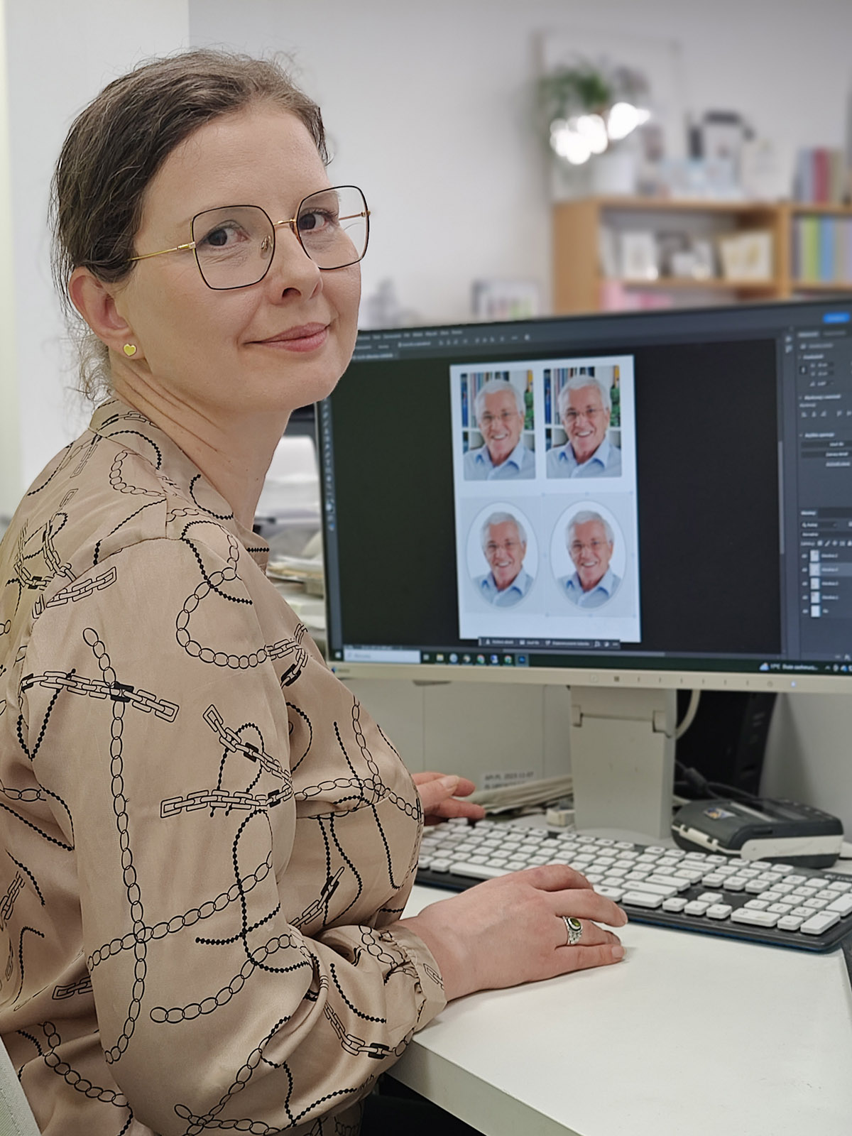 Marzena retuszuje zdjęcie do fotokryształu w pracowni Obecni na zawsze